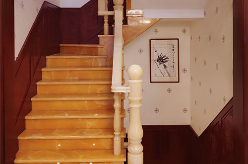南靖中式别墅室内汉白玉石楼梯的定制安装装饰效果