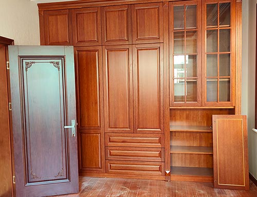 南靖中式家庭装修里定制的实木衣柜效果图